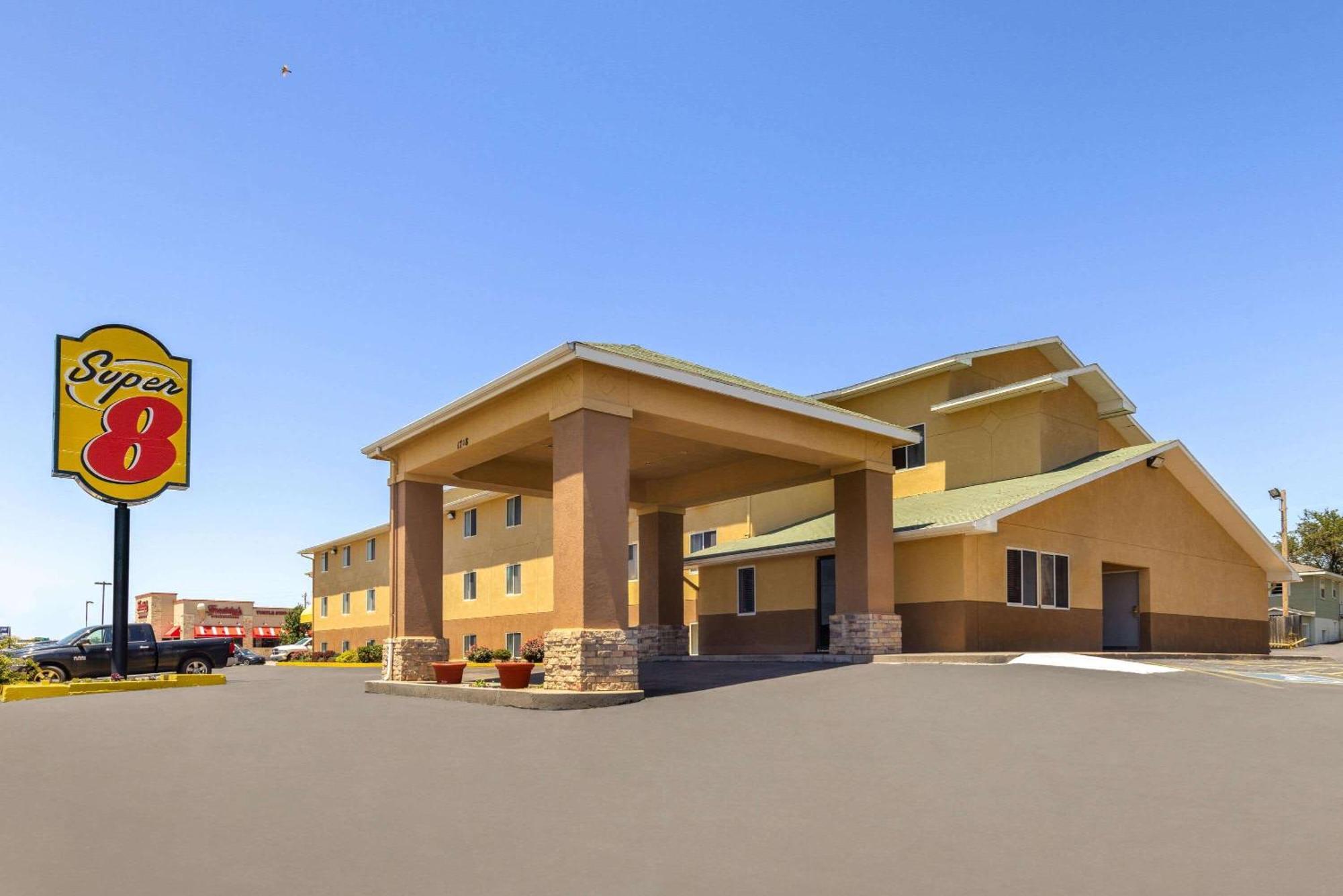 Super 8 By Wyndham Dodge City Zewnętrze zdjęcie